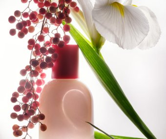 自推出以来已获得2000多好评,神级美妆品牌Glossier唯一一款香水Glossier You