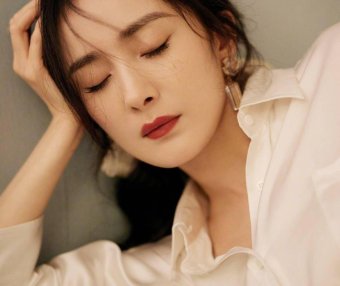 杨幂穿白色绸缎衬衫裙 优雅妩媚眼神充满故事感