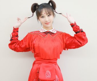杨紫cos红孩儿,扎小辫叉腰嘟嘴卖萌,俏皮可爱回到18岁