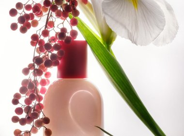 自推出以来已获得2000多好评,神级美妆品牌Glossier唯一一款香水Glossier You