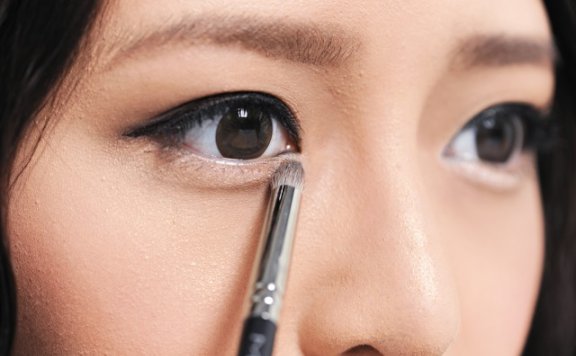 眼袋大怎样画眼妆好看 大眼袋的画眼妆技巧