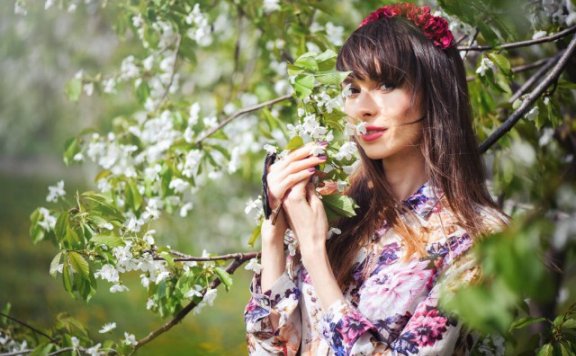 牛仔裤和花衬衣要怎样穿搭 夏天牛仔裤花衬衣的搭配方法