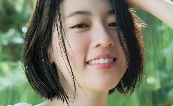 日本模特三吉彩花,85cm细腿引人注目,宅男们的最爱!