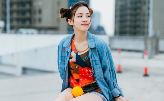 元气满满的橘子味双丸子头美女图片写真