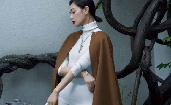 万茜眼神冷艳御姐范十足最新庭院大片