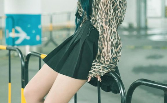 程潇小姐姐穿豹纹超短裙长腿辣妹街拍图片