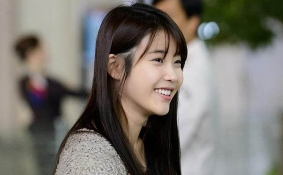 可爱的IU李知恩机场街拍高清图片