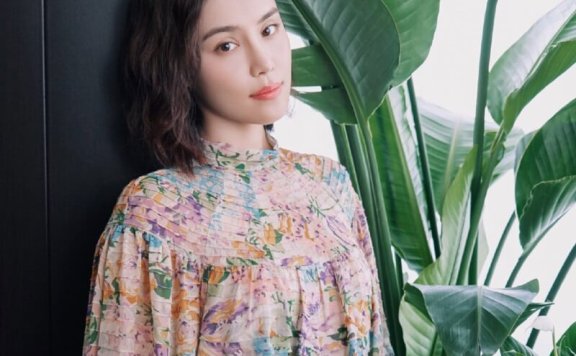 内地美女韩丹桐勾魂眼神碎花上衣优雅写真