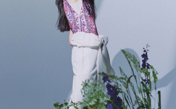 森系风格怎么搭？学孙怡杂志封面大片扮演花间精灵