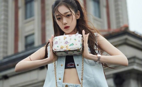 双马尾如何穿出又甜又酷感？看希林娜依高牛仔马甲时尚写真