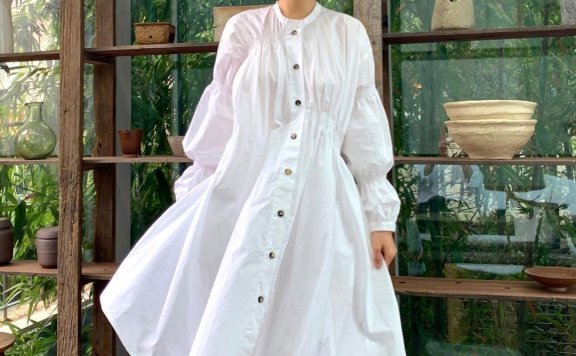 怎样穿出满满夏季诗意 看时髦首尔女生戴上草帽、拎着藤包就外出了