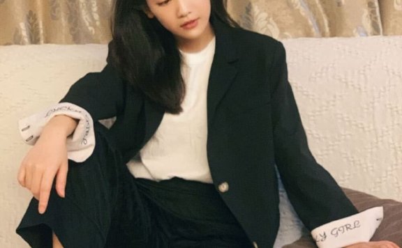 美女演员郑湫泓率性甜美西装搭配文艺图片