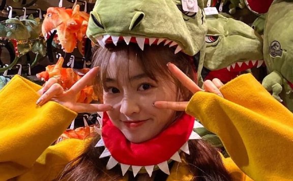 网红美女七七黄色大衣蝴蝶结头饰女友风图片