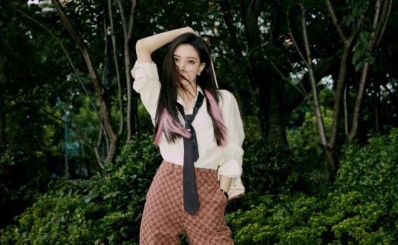 宋妍霏CC粉色挂耳染白衬衫痞气美女时尚图片