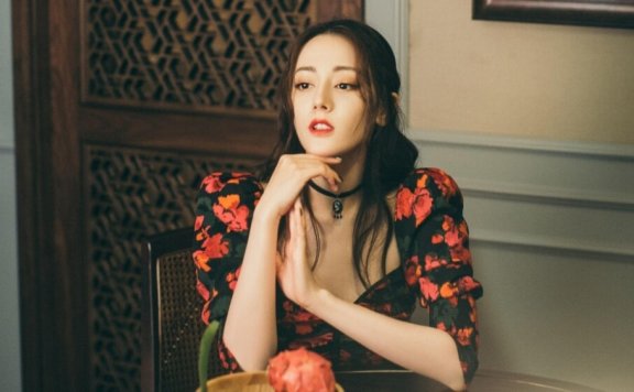 迪丽热巴迷人复古花卉礼服高贵美艳图片