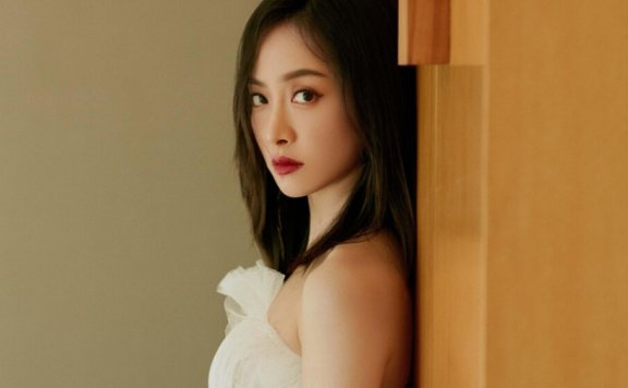 宋茜穿复古豆沙色红唇白色纱裙冷艳写真图片