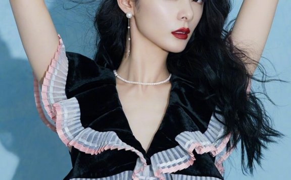 傅菁细长妩媚双眼复古大红唇深V港风图片