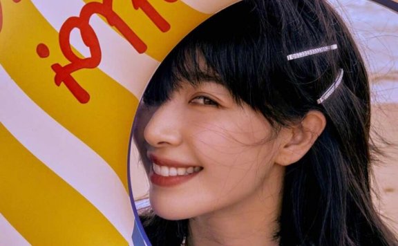 阚清子海滩少女俏皮姿势明星生活写真图片