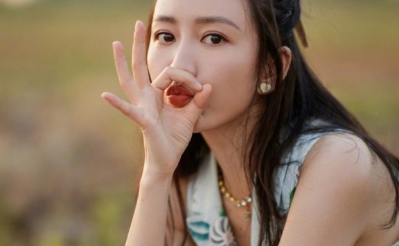 王鸥夕阳公路连衣裙香奈儿包包唯美宣传图片