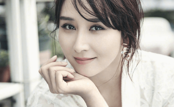 春天不会穿衣打扮?学胡静“森系姐姐”风穿出甜美感