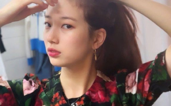 裴秀智尝试红发换风格，穿奶奶风玫瑰花连衣裙更显成熟