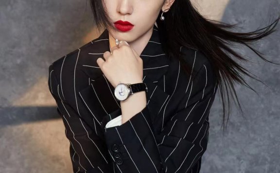 周也身穿Louis Vuitton条纹西服套装,这套造型太有女侠范了