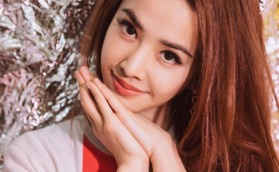 蔡依林穿印花T恤配牛仔裤清爽有活力,39岁气质超赞