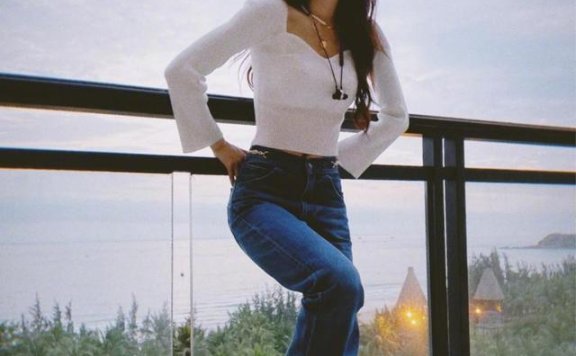 想要清纯又性感怎么穿?让徐璐的最新穿搭告诉你