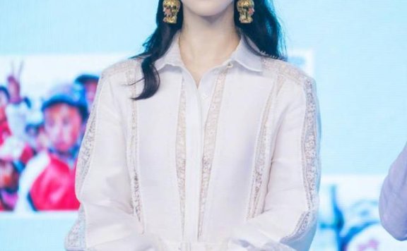 38岁范冰冰穿白裙清纯又唯美,蓬松发型发量让人羡慕