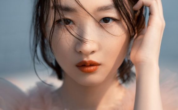 还觉得周冬雨没有“仙气”?当她穿上薄纱裙后,比热巴还要美