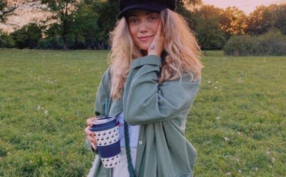 复古风时尚博主Nanda Weskott真是位善于在穿衣色彩搭配的小姐姐