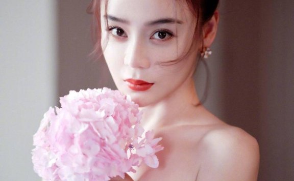 袁姗姗穿一字肩渐变长裙大秀锁骨 肤白貌美气质惊艳