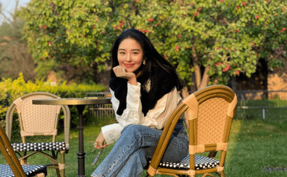 杨采钰的法式风太撩人了,南法衬衫优雅有风情,难掩阔太气质!