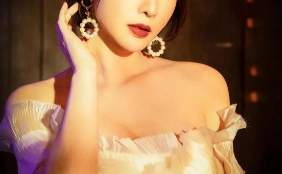 柳岩穿一字肩紧身白裙太美了!雪肤娇嫩性感妩媚