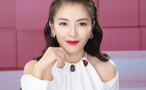 刘涛最新穿衣打扮,白衬衫大胆露肩,配短裙大长腿抢镜