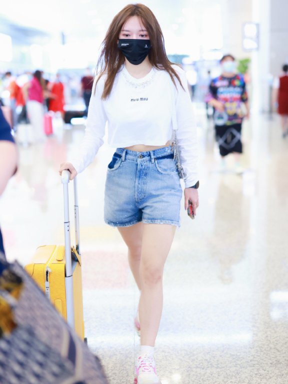 程潇机场街拍:穿露腰T太撩人,是多少男生的理想女神啊