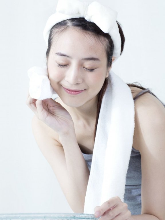 晚上洗脸好不好 晚上洗脸对皮肤好吗