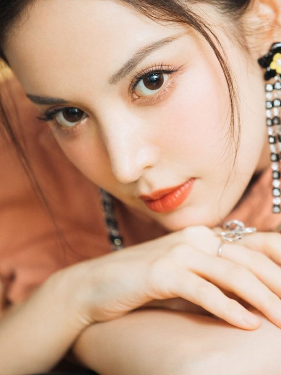 古力娜扎双丸子头粉嫩脸蛋可爱图片写真