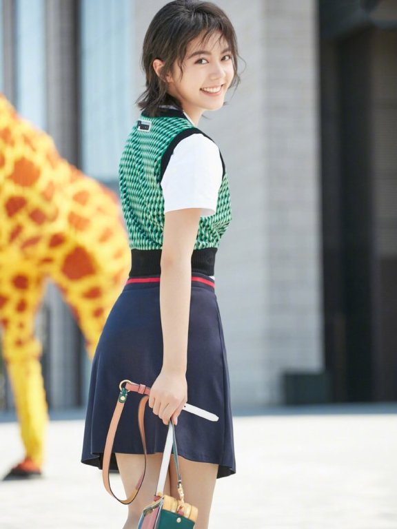 俊俏短发少女赵今麦春日时尚街拍图片