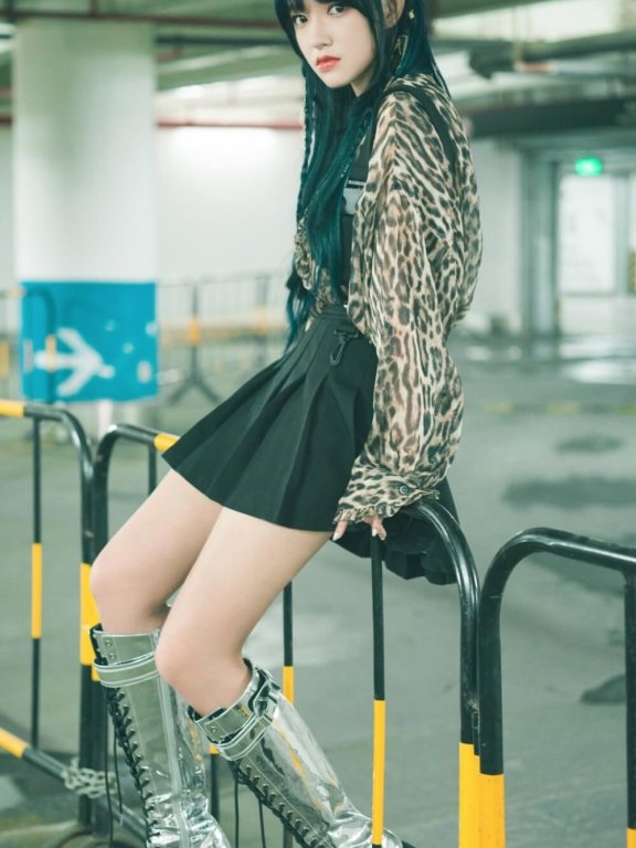 程潇小姐姐穿豹纹超短裙长腿辣妹街拍图片