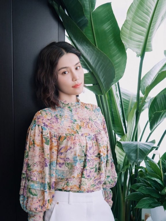 内地美女韩丹桐勾魂眼神碎花上衣优雅写真