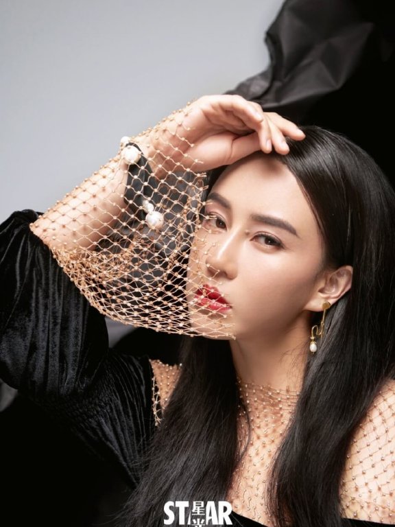 瑜伽教练母其弥雅黑裙率性美艳写真图片