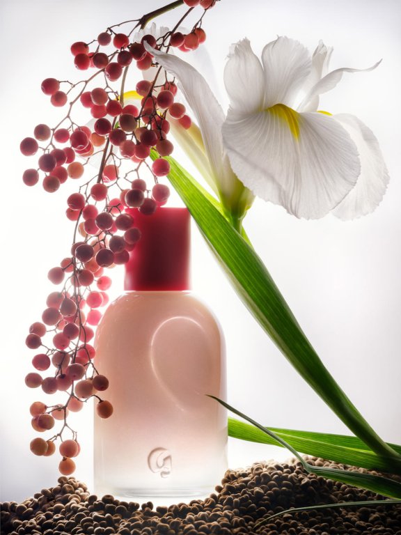 自推出以来已获得2000多好评,神级美妆品牌Glossier唯一一款香水Glossier You