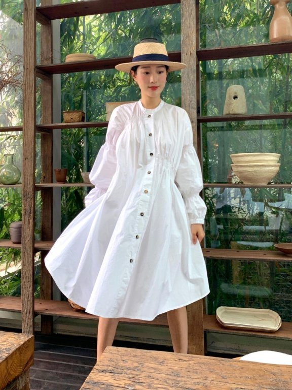怎样穿出满满夏季诗意 看时髦首尔女生戴上草帽、拎着藤包就外出了