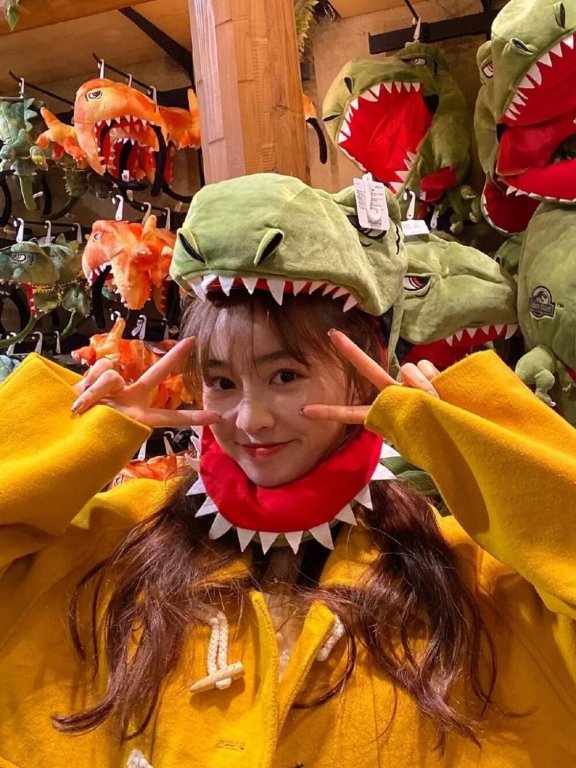 网红美女七七黄色大衣蝴蝶结头饰女友风图片