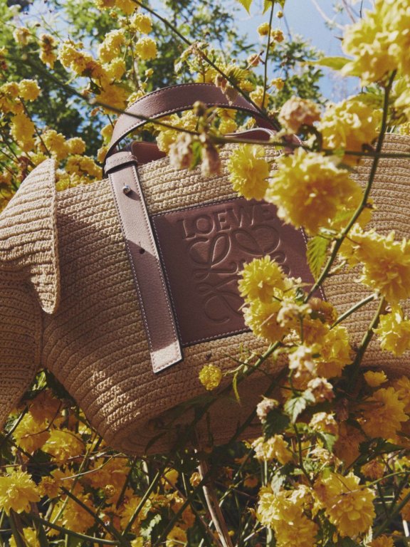 今夏最俏皮手袋之选:LOEWE全新小象造型编织手提篮
