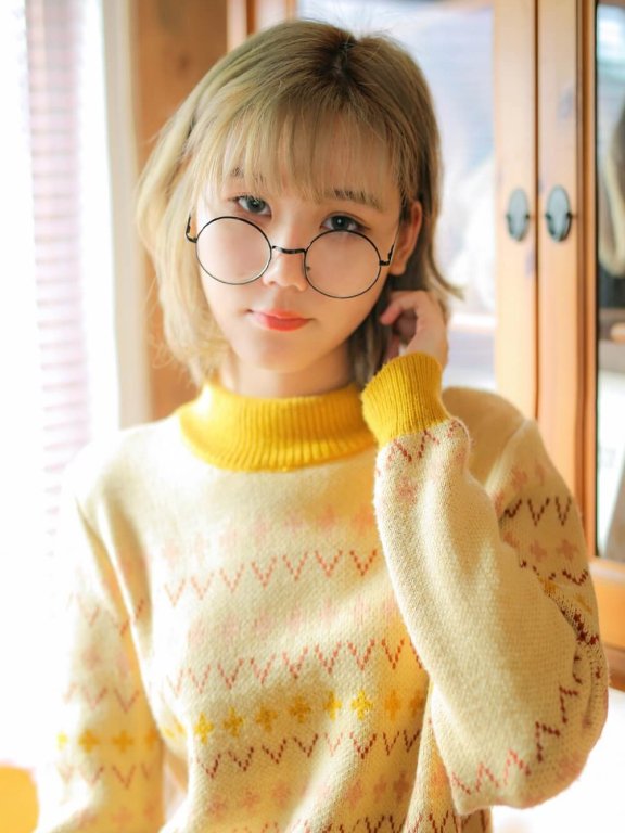 二次元风格小姐姐穿鹅黄色圆领毛衣可爱私拍图片