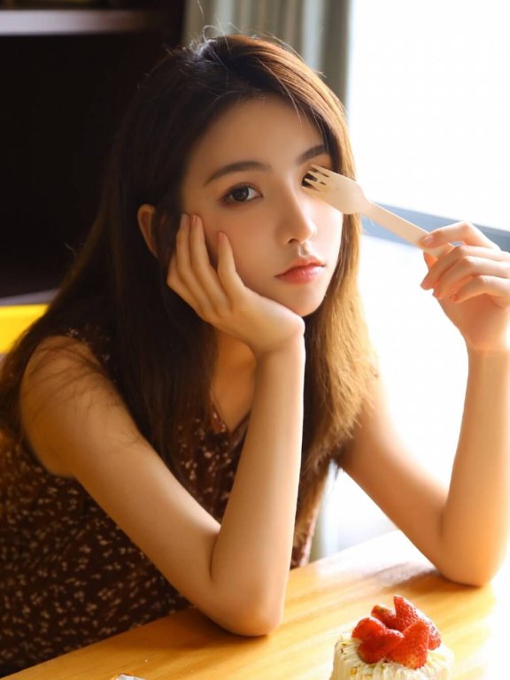 养眼网红美女精致五官纤细身材私拍图片