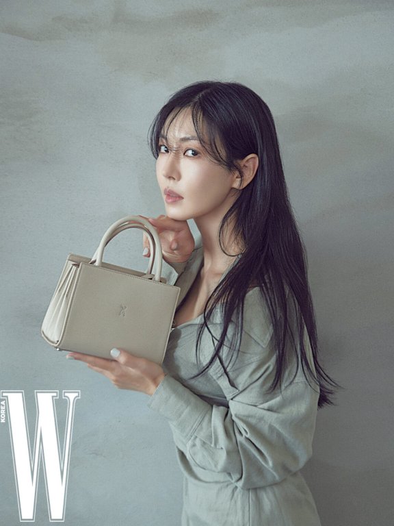 让人膜拜的女王魅力!《Penthouse》金素妍、柳真、李智雅分别出镜时尚杂志