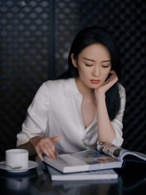 童瑶穿白衬衫知性职场风中分黑长直柔美造型图片